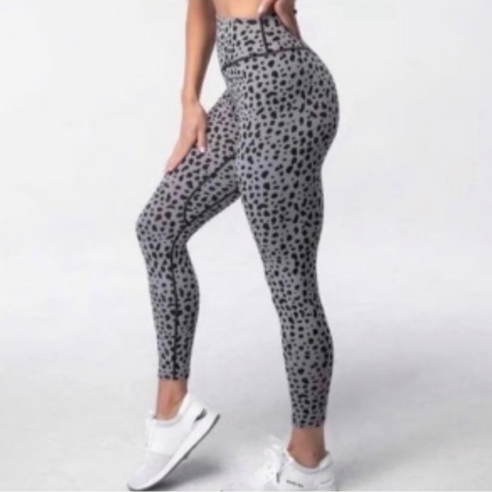 Balance athletica kingdom cheetah leggings gray black